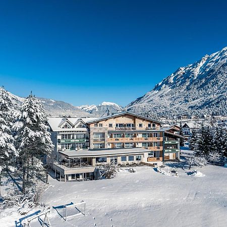 Hotel Foehrenhof Stanzach Exterior photo